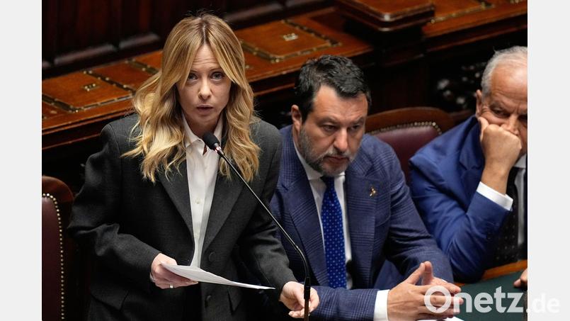 Vize-Regierungschef Matteo Salvini - hier rechts neben Ministerpräsidentin Giorgia Meloni - findet markige Worte. (Archivbild) Bild: Alessandra Tarantino/AP/dpa