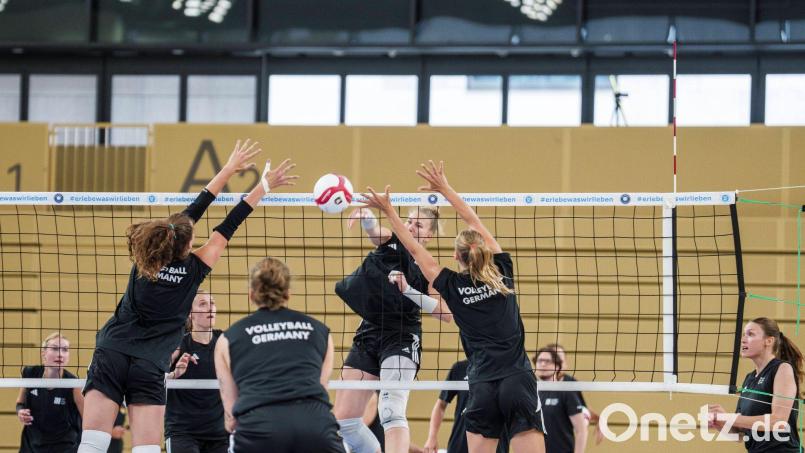 Das deutsche Team erwischte einen Fehlstart ins Spiel. (Archivbild) Bild: Andreas Arnold/dpa