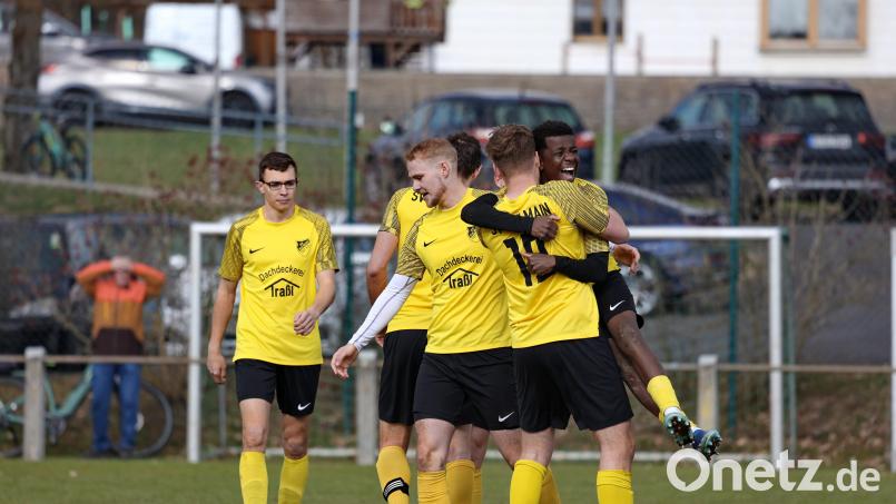 Die Spieler des SV Kulmain freuen sich, dass nach dem Drechsler-Rücktritt eine Interimslösung für den Trainerposten gefunden wurde. Bild: Dieter Jäschke