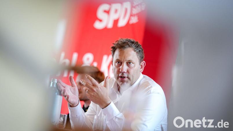 Finanzminister Lars Klingbeil macht sich auf EU-Ebene für eine Übergewinnsteuer bei Ölkonzernen stark (Archivbild) Bild: Kay Nietfeld/dpa