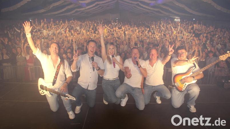 Gänsehautfeeling: Ekstase pur in Floss zum Auftakt der legendären Flosser Kirwa mit der Band Highline. Bild: Konrad Rosner