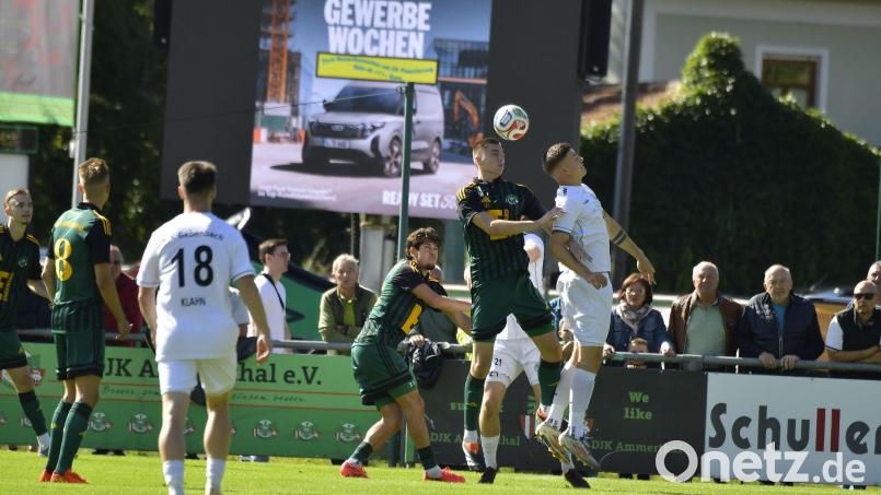 Die DJK Gebenbach (weiße Trikots) siegte in Ammerthal mit 3:1. Bild: Ziegler