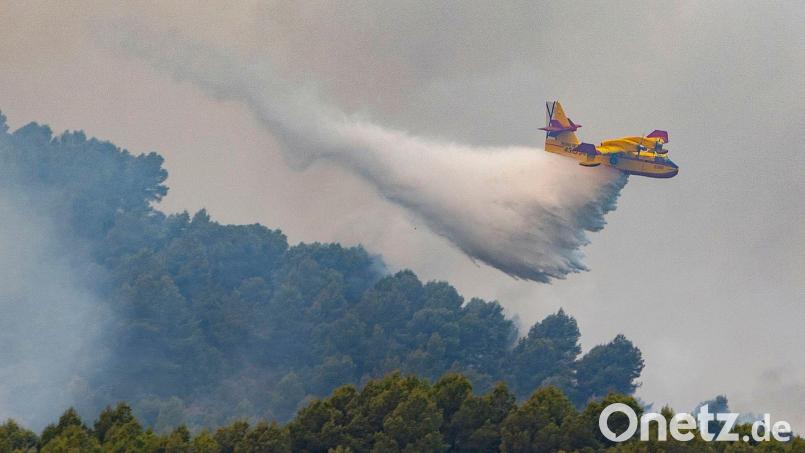 Immer wieder müssen in Spanien Waldbrände in unwegsamen Regionen wie hier Ende Juli in Castellón (Valencia) bekämpft werden. (Archivbild) Bild: Ángel Sánchez/EUROPA PRESS/dpa