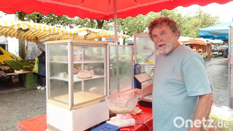 Seit über 40 Jahren baut Dirk Lücke seinen kleinen Stand mit selbst hergestelltem Ziegenkäse Samstag für Samstag auf dem Weidener Wochenmarkt auf. Zum Jahresende hat er seinen Rückzug aus Altersgründen angekündigt. Bild: ui