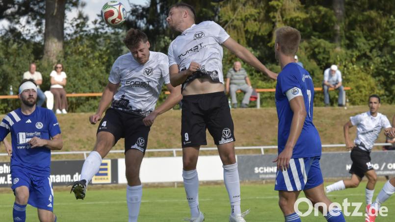 Zwei Nabburger Spieler verpassen den Ball: Der TV Nabburg führte bis zur 78. Minute mit 5:1 und musste am Ende trotz doppelter Überzahl froh über den 6:4-Heimsieg gegen den SV 08 Auerbach sein. Bild: Hans Mark
