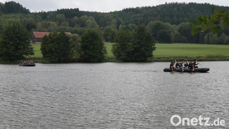 Beim Schlauchbootwettbewerb gewinnt das Team, das die vorgegebene Strecke am schnellsten zurücklegt. Bild: Elfriede Weiß