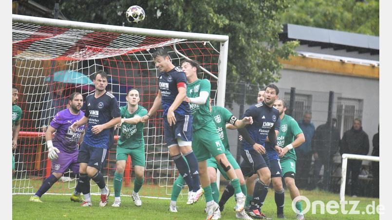 Nur rund eine halbe Stunde ging das Spiel zwischen der SG Traßlberg/Poppenricht und dem 1. FC Rieden. Gästekeeper Georg Haak (links) musste nach einem Zusammenbruch ins Krankenhaus gebracht werden, das Spiel wurde abgebrochen.. Bild: Hubert Ziegler