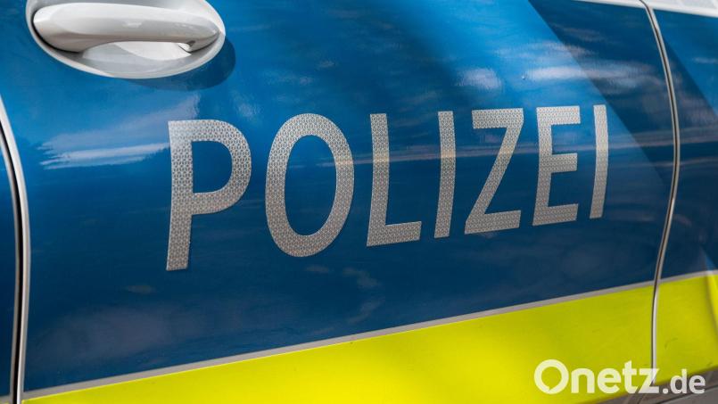 Ein Motorradfahrer ist bei einem Zusammenstoß mit einem Auto schwer verletzt worden. (Symbolbild) Bild: Daniel Vogl/dpa
