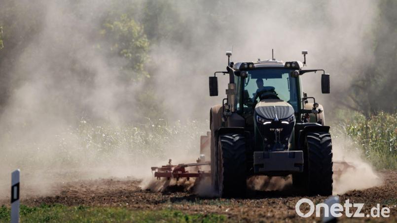Ein Traktor ist bei einem Ausweichmanöver umgekippt und sein Fahrer leicht verletzt worden. (Symbolbild) Bild: Daniel Karmann/dpa