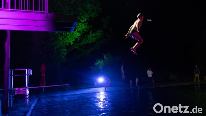 Mut bewies dieser junge Badegast beim Sprung vom Drei-Meter-Turm ins beleuchtete Becken. Bild: Roland Wellenhoefer