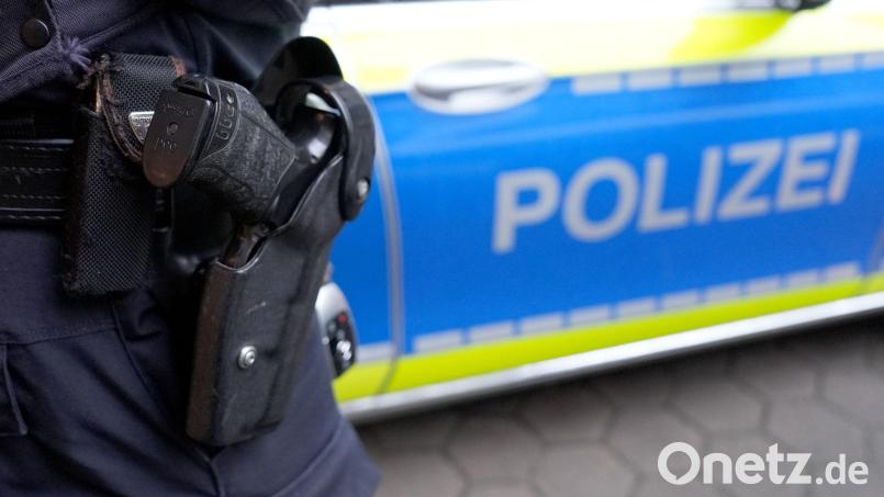 Die Polizei brachte den Mann unter gezogener Schusswaffe zu Boden. (Symbolbild) Bild: Marcus Brandt/dpa