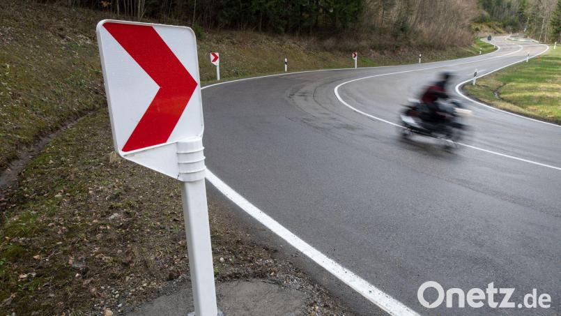 Beim Versuch, lediglich auf dem Hinterrad seines Motorrads zu fahren, verlor der Fahrer die Kontrolle. (Symbolbild) Bild: Marijan Murat/dpa