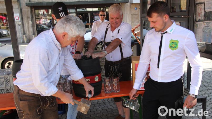 Mit einem gekonnten Doppelschlag zapfte Bürgermeister Robert Lindner (links) das Fass Freibier an. Auch Niklas Schönberger (rechts), Vorsitzender des Burschenvereins, stand bereit. Bild: Konrad Rosner