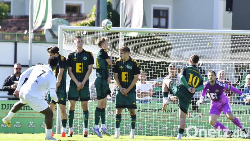 Maßarbeit: Jeanpaul Ajala-Alexis verwandelt seinen Freistoß zum 1:1 für Gebenbach. Ammerthals Keeper Christopher Sommerer ist ohne Chance. Bild: Hubert Ziegler