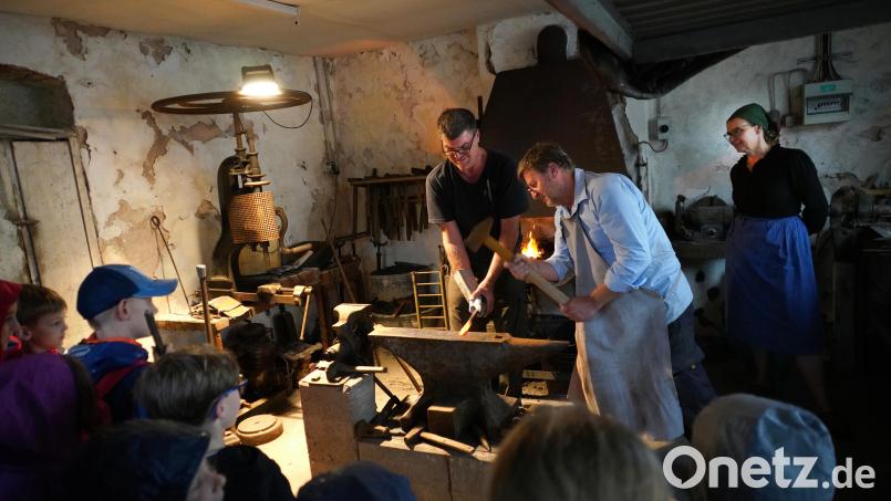 Die beiden Schmiede Bernd (links - Bernd Glatter) und Sepp (Josef Pflaum sen) zeigen bei der LandkulTOUR im Beisein der Magd "Toffel Mare" (rechts) das alte Handwerk live. Bild: fvo
