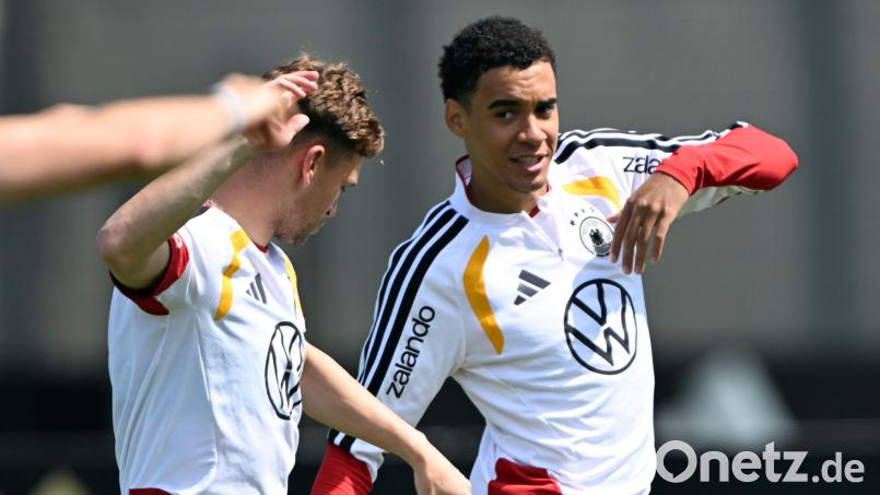 Kollegen bei Bayern und im Nationalteam: Joshua Kimmich (l) und Jamal Musiala. (Archivbild) Bild: Federico Gambarini/dpa