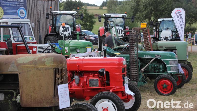 Das Oldtimer-Treffen gab es zum ersten Mal auf der Flosser Kirwa. 80 bis 90 Gefährte kamen auf das Festgelände – es waren echte Hingucker dabei. Bild: Konrad Rosner