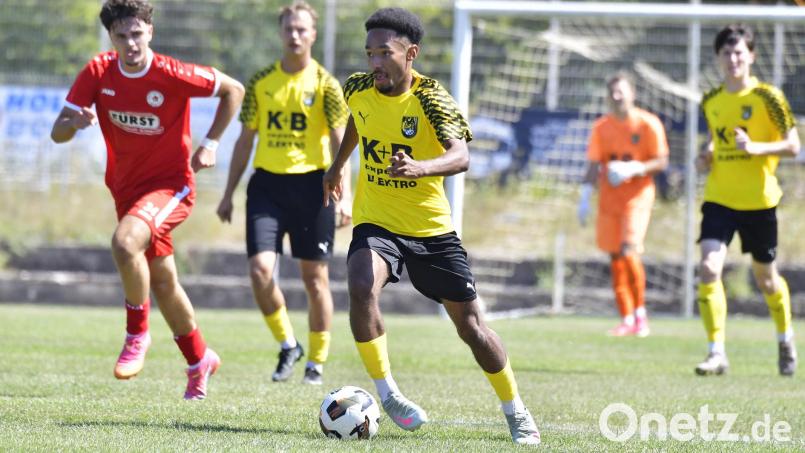 Jamario Carswell (Mitte) und der FC Amberg durften am Freitagabend über einen verdienten 3:0-Auswärtssieg beim 1. FC Bad Kötzting jubeln. Archivbild: Hubert Ziegler