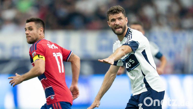 Thomas Müller (r) feierte mit den Vancouver Whitecaps einen 5:0-Erfolg gegen Dallas. Bild: Ethan Cairns/The Canadian Press/AP/dpa