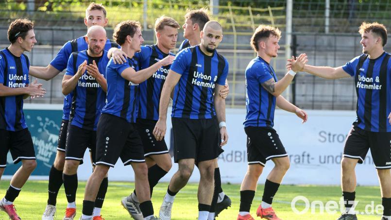Die Spieler der SpVgg SV Weiden beim Torjubel: Jahi Sylejmani (Dritter von rechts) war mit einem Doppelpack der Weidener Matchwinner: beim 3:1-Sieg in Hof. Bild: Mario Wiedel