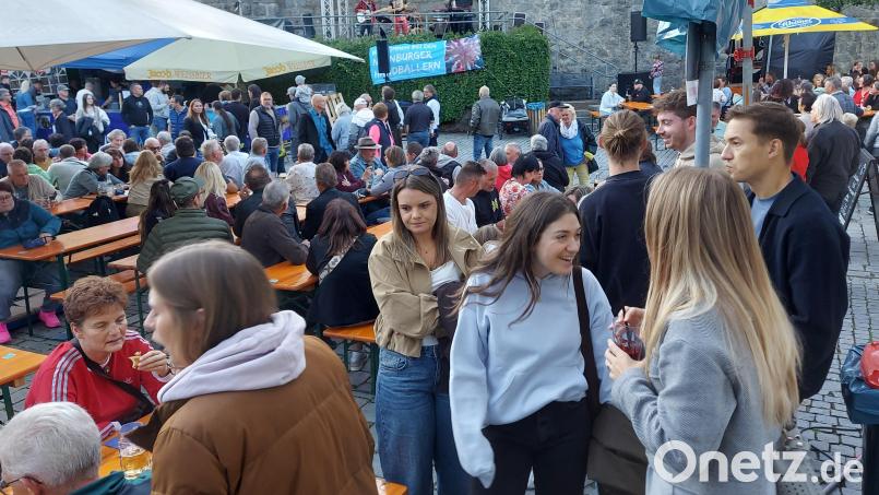 Hoch über ihrem Publikum sorgte die die Rockband „Mad Company“ für Stimmung am Brandplatz und in der Buchbindergasse. Bild: Georg Lang