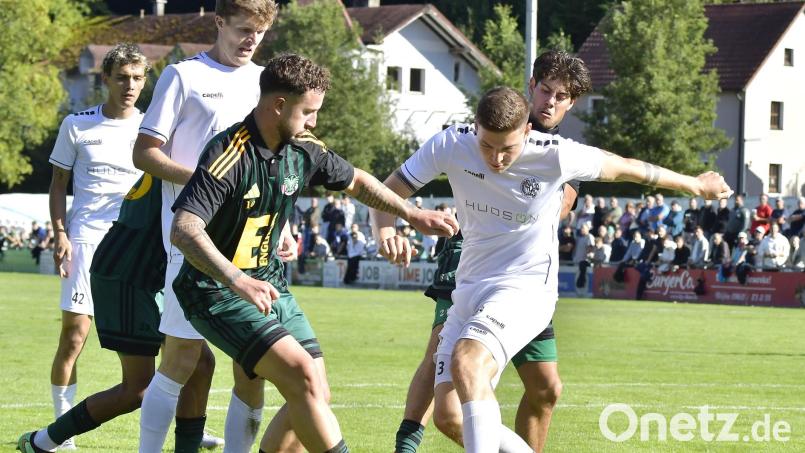 Die Gebenbach (weiße Trikots) gewann das Bayernliga-Derby in Ammerthal mit 3:1. Bild: Hubert Ziegler