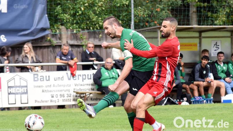 Marco Kießling (links), der hier vor Hamza Akabel abzieht, glänzte beim 4:1-Sieg des SV Mitterteich gegen den BSC Saas-Bayreuth als dreifacher Torschütze. Bild: Rudi Gebert