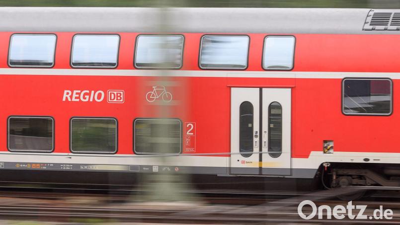 „Das versprochene Gesetz für härtere Strafen bei Angriffen auf Zugpersonal muss noch in diesem Jahr in den Bundestag, sonst legen wir im Januar den Betrieb lahm“, sagte der Gewerkschaftschef Martin Burkert. (Archivbild) Bild: Sebastian Gollnow/dpa