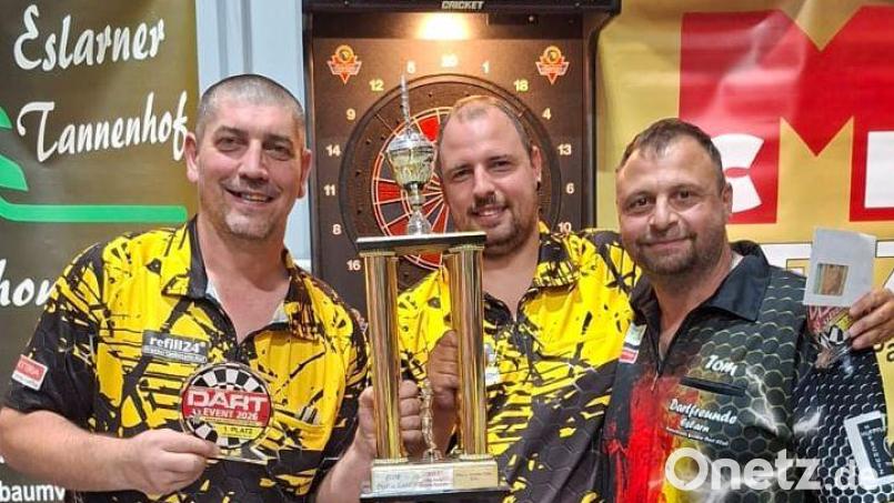 Im 501 Master Out der Teams triumphieren Petr Krivka aus Tschechien und Andreas Grenz aus Hof, Gratulationen kamen von Vize-Vorsitzenden Thomas Bösl (von links). Bild: Karl Ziegler