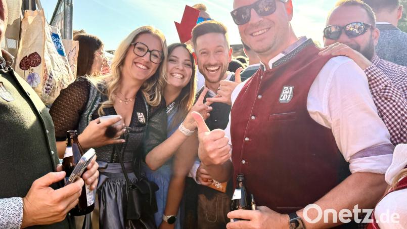 Daumen hoch für den diesjährigen Frühschoppen auf der Flosser Kirwa. Bild: Gabi Schönberger