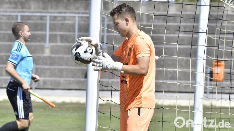 Ambergs Keeper Lukas Peterson blieb am Freitagabend beim Spiel in Bad Kötzting erstmals in dieser Saison ohne Gegentor. Bild: Hubert Ziegler