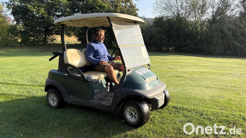 Greenkeeper Thomas Schneeberger ist bereits früh am Morgen mit seinem Golfcart auf dem Platz des Golfclubs Oberpfälzer Wald unterwegs und kontrolliert die Anlage. Bild: Jona Lang