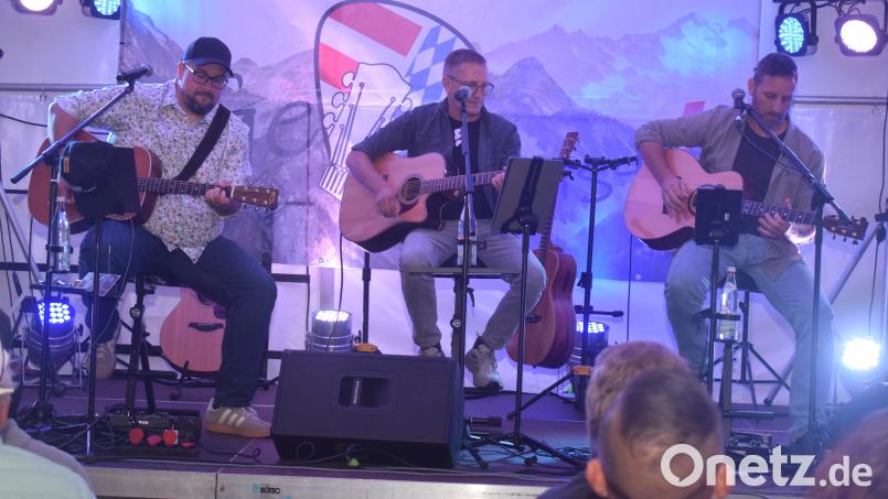 Die Wernberger Band "Ge Heast!" begeistert das Publikum mit Austropop & Alpenrock. Bild: Richard Braun