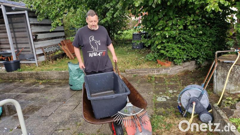 Die Kunststoffverkleidung an der Fassade des Hauses von Erich Hans wurde an zahlreichen Stellen beschädigt, zahlreiche kleine Teile der Plastik-Paneele splitterten ab und wurden im Garten verteilt. Seitdem ist Hans damit beschäftigt, aufzuräumen und sauber zu machen. Bild: Thomas Dobler