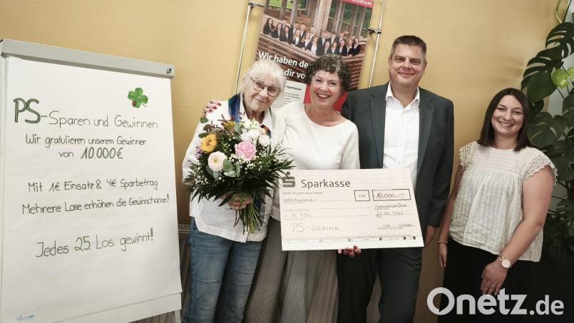Von links: Gewinnerin Erika Pütz mit ihrer Tochter Elisabeth, stellvertretender Gebietsdirektor Christian Liebl und Beraterin Maria Schwarz Bild: Tanja Posa, Sparkasse