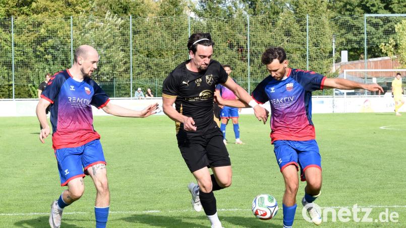 Der FC Tirschenreuth und der punktgleiche ASV Wunsiedel trennten sich am Sonntag 1:1. In dieser Szene hat es FC-Spieler Djogo de Souza mit zwei ASV-Akteuren zu tun. Bild: Rudi Gebert