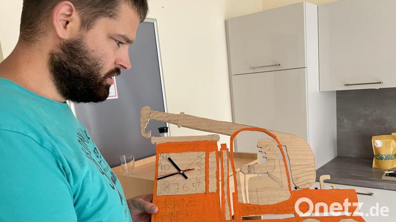 Andreas ist Teil der Autismus-Gruppen des HPZ Irchenrieth. Seine Zeit verbringt er besonders gern mit Malen. Bild: Paulina Schmidt