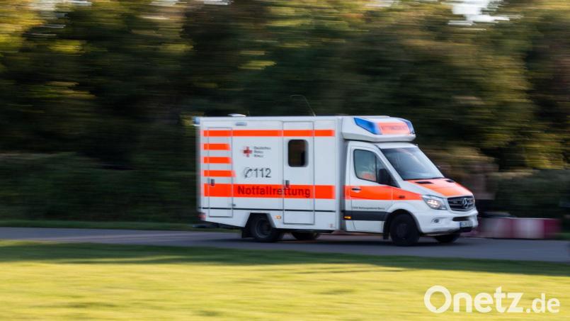 Sanitäter versuchten den Autofahrer wiederzubeleben, jedoch ohne Erfolg. (Symbolbild) Bild: Fernando Gutierrez-Juarez/dpa-Zentralbild/dpa