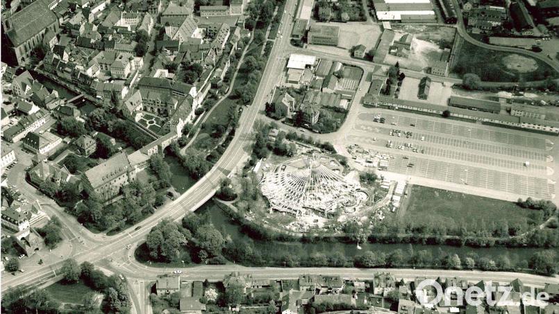 Was ist denn das für eine seltsame Konstruktion? Und was ist das für ein riesiger Parkplatz daneben? Tja, 1989 hat es hier so ausgesehen. Luftbild: Reiner Fröhlich