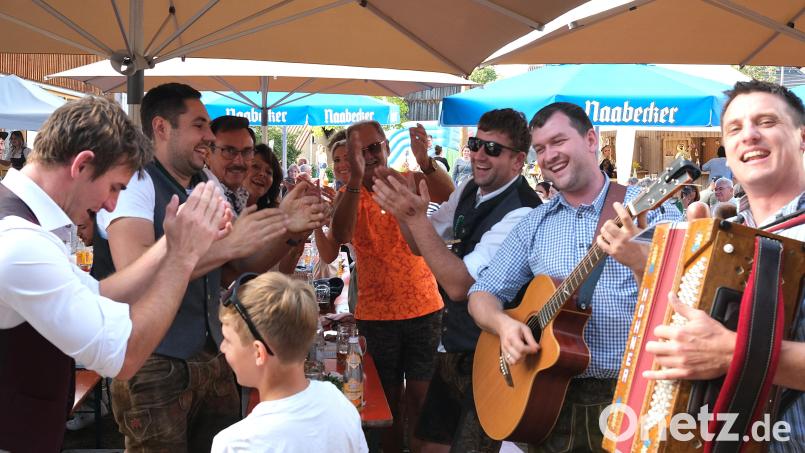 Die "Guat Afglegtn" mischten sich bei der Kirwa in Altfalter unter die Gäste und sorgten mit ihrer Musik für Stimmung. Bild: Rudolf Hirsch