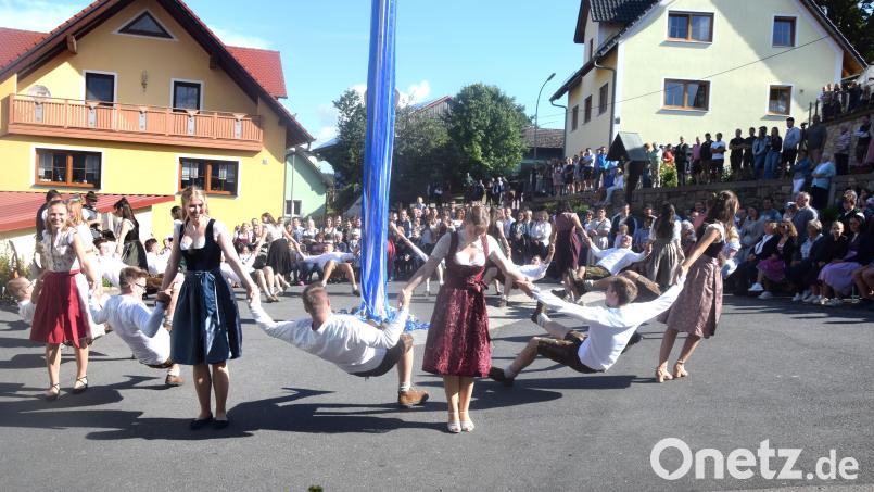 Das Highlight des Jahres im kleinen Woppenrieth: Die Rosswampm-Kirwa. Höhepunkt war am Sonntag der Tanz der dreizehn Kirwapaare um den Kirwabaum. Bild: Ernst Frischholz