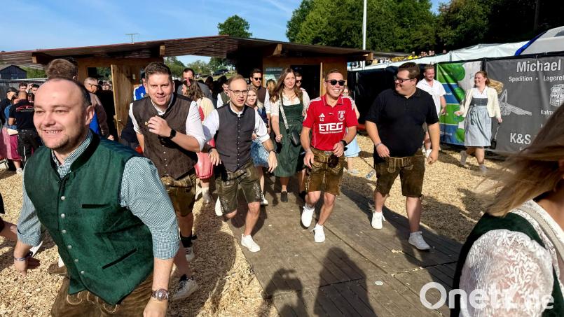 Los geht's: Die ersten Kirwabesucher spurten um die besten Plätze im Festzelt. Bild: Gabi Schönberger