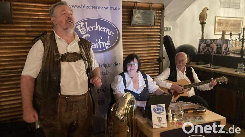 In der Kategorie „Volksmusik“ ging der Kulturpreis des Bezirks Oberpfalz 2019 an die „Blecherne Sait’n“ (von links): Franz Gericke, Ingrid Gericke und Josef Donhauser. Archivbild: Archiv Gericke