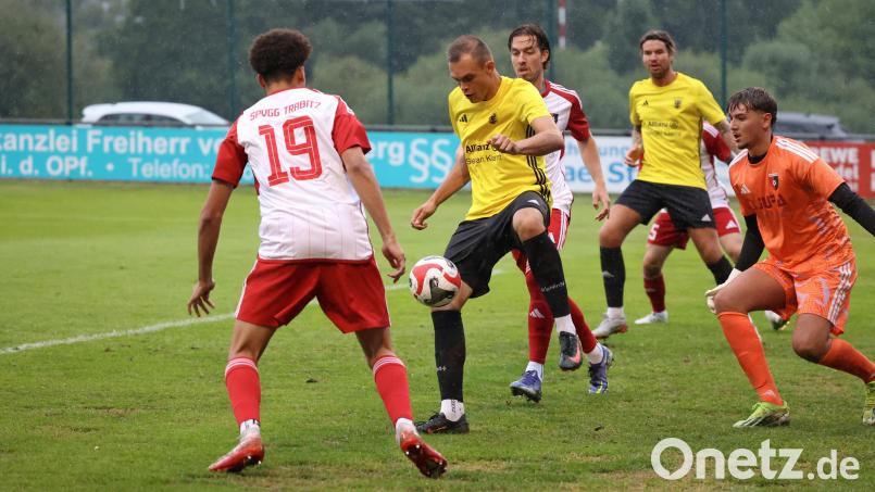 Sandro Hösl (Mitte) beschäftigt die Trabitzer Abwehr: Der Goalgetter brachte den TSV Erbendorf mit 1:0 in Führung. Endstand: 1:1. Bild: Dieter Jäschke