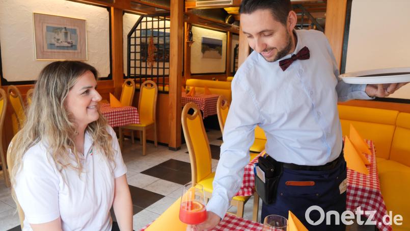 Pepe Gashi (rechts) ist einer der beiden Inhaber und Hauptkellner im "Ristorante la Torre". Bild: Julia Benkhardt