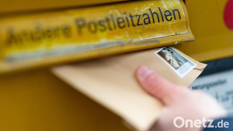 Wer hat in einem Verteilzentrum der Deutschen Post Briefe geöffnet und Bargeld entnommen? Diese Frage beschäftigt nun das Amtsgericht Amberg. Symbolbild: Monika Skolimowska/dpa