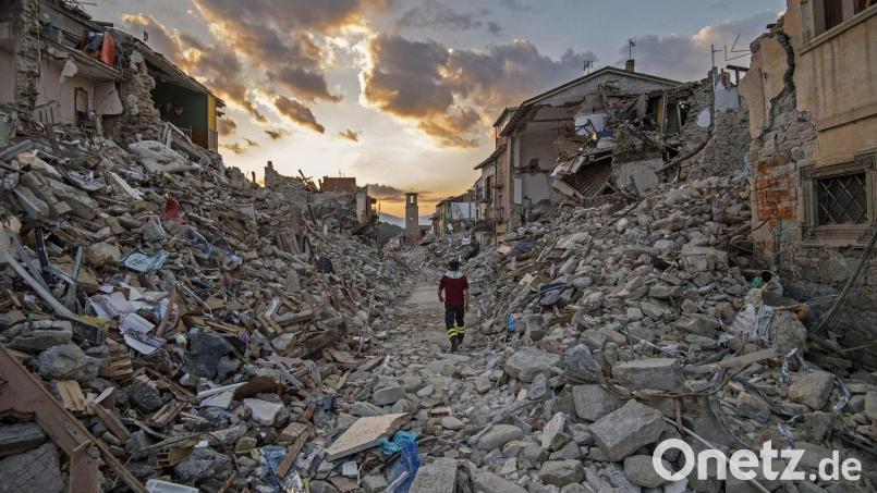 Die Bilder der Zerstörung gingen damals um die Welt. Bild: Alessandro Di Meo/ANSA/dpa