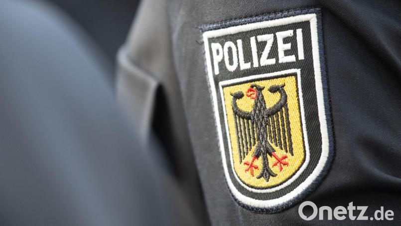 In einem Regionalzug legten Bundespolizisten dem Mann Handschellen an. (Symbolbild) Bild: Boris Roessler/dpa
