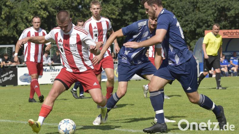 Der 1. FC Schmidgaden (blau) gewinnt das Derby gegen die DJK Dürnsricht-Wolfring (rot) mit 6:0. Bild: Hans Mark