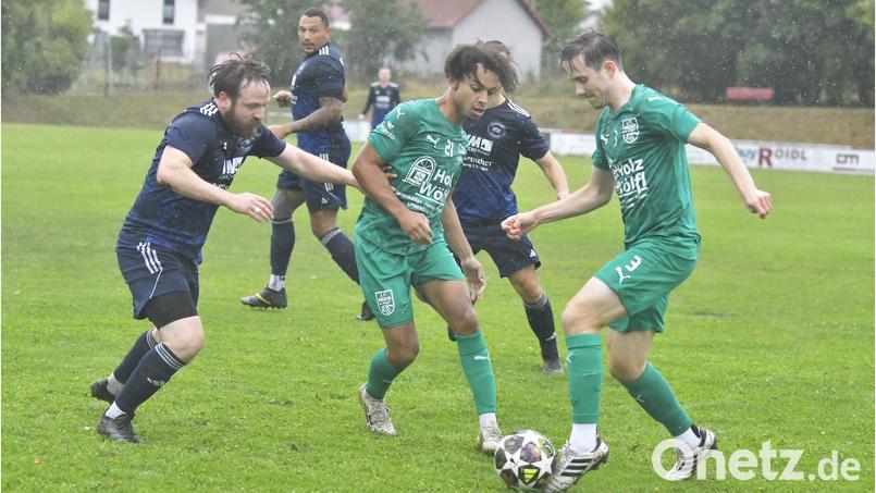Die Partie der SG Traßlberg /Poppenricht (blaue Trikots) gegen den 1. FC Rieden wurde wegen einer Verletzung des Riedener Torhüters agebrochen. Bild: Hubert Ziegler